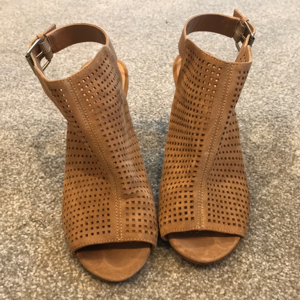 Brown leather Tahari heels